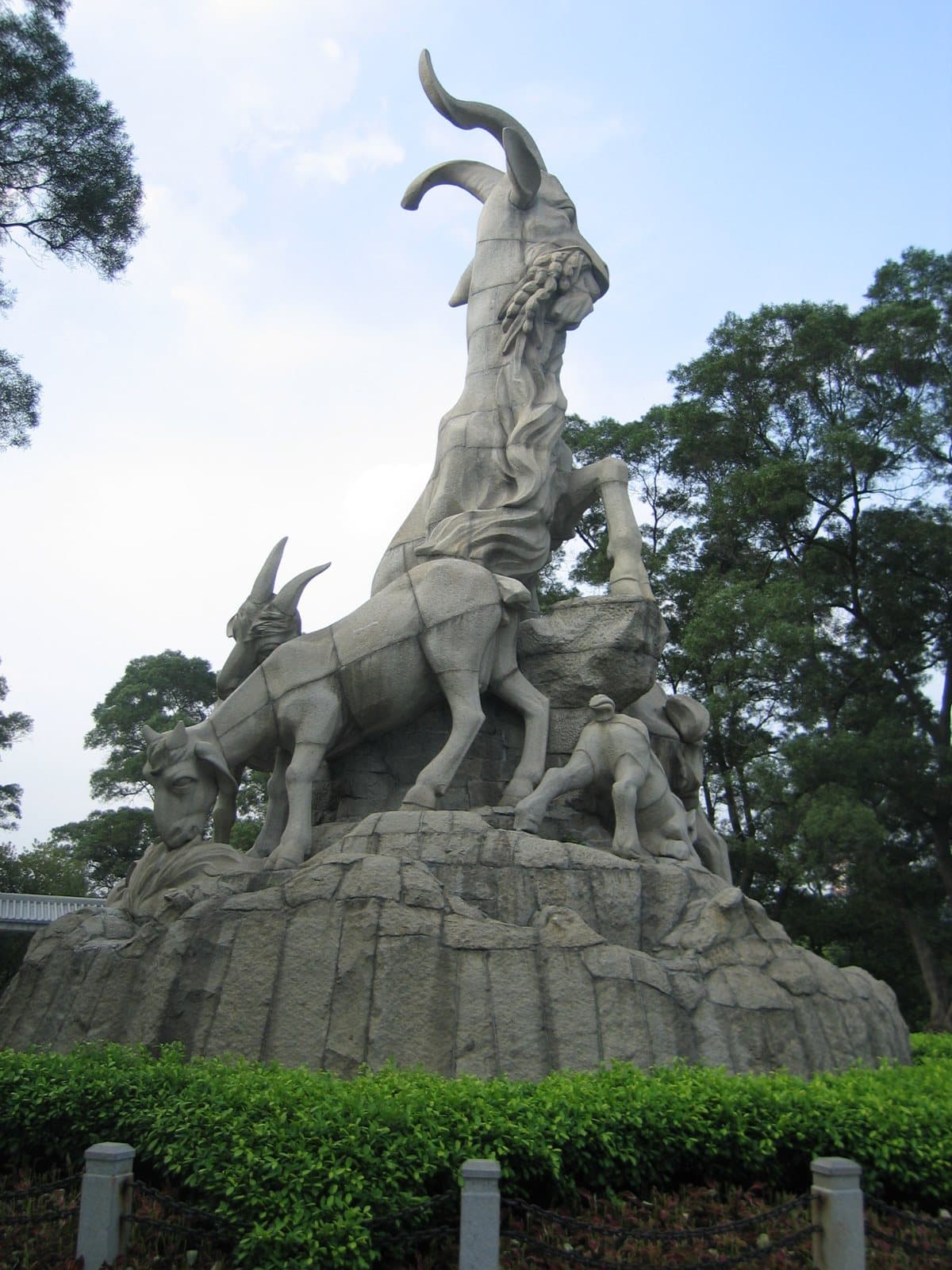 Five Rams statue and greenery in Yuexiu Park — view 3