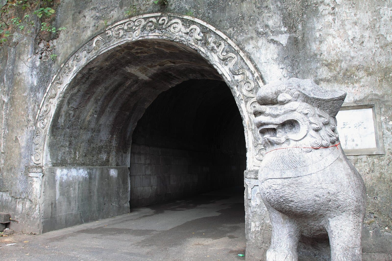 Historic gates and Duxiu Peak at Jingjiang Princes City — view 3