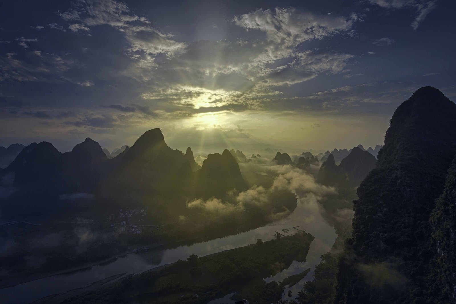 Li River bends and karst peaks viewed from Xianggong Mountain — view 1