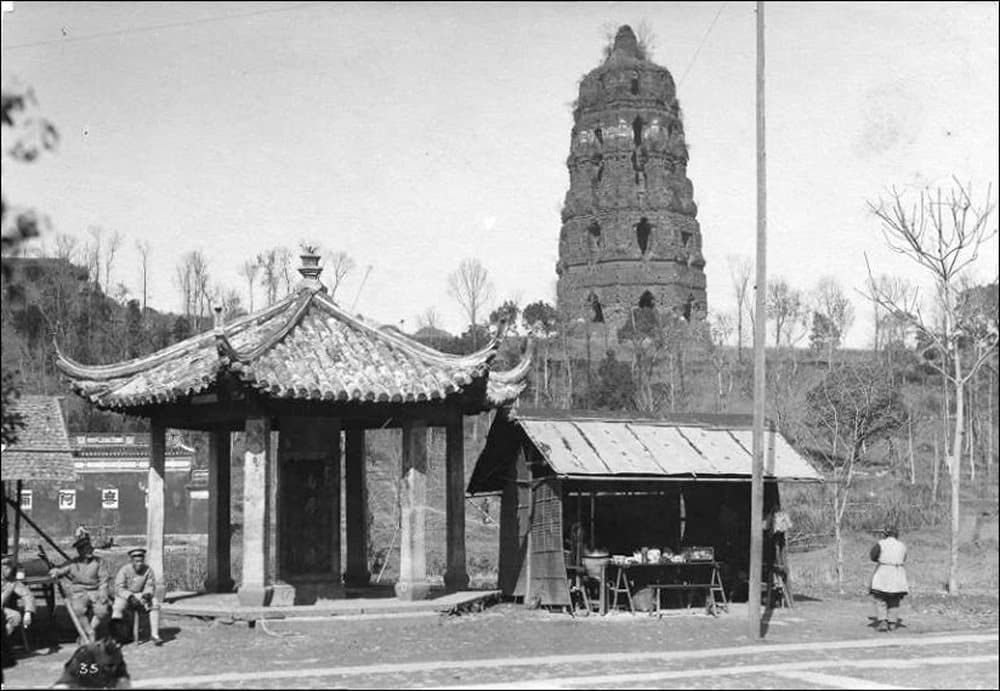 Leifeng Pagoda above West Lake in Hangzhou — view 3