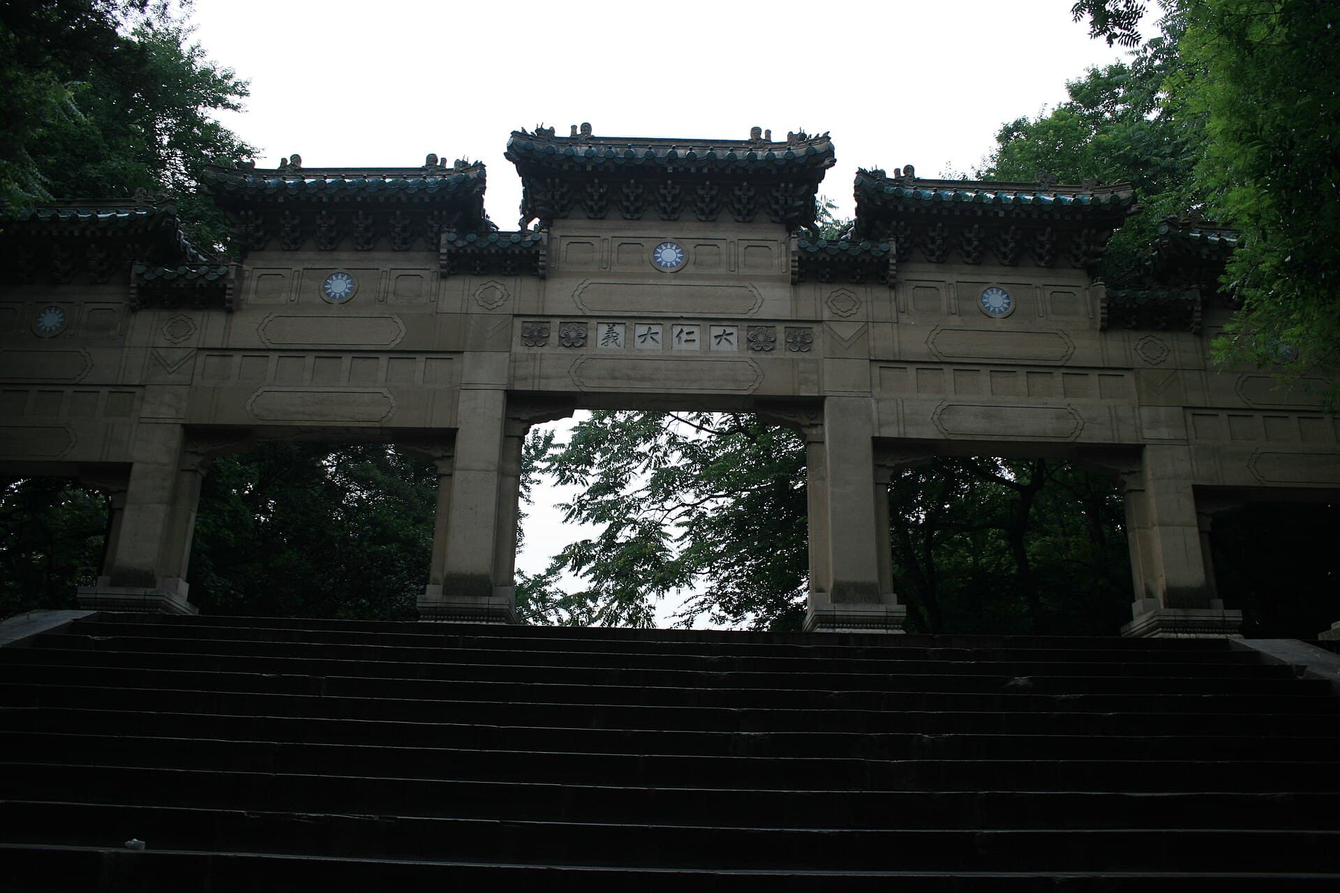 Linggu Temple — view 3