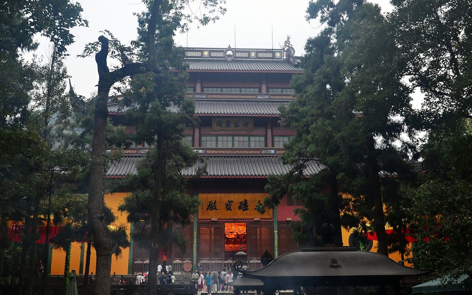 Temple halls and Feilai Peak at Lingyin in Hangzhou — view 1