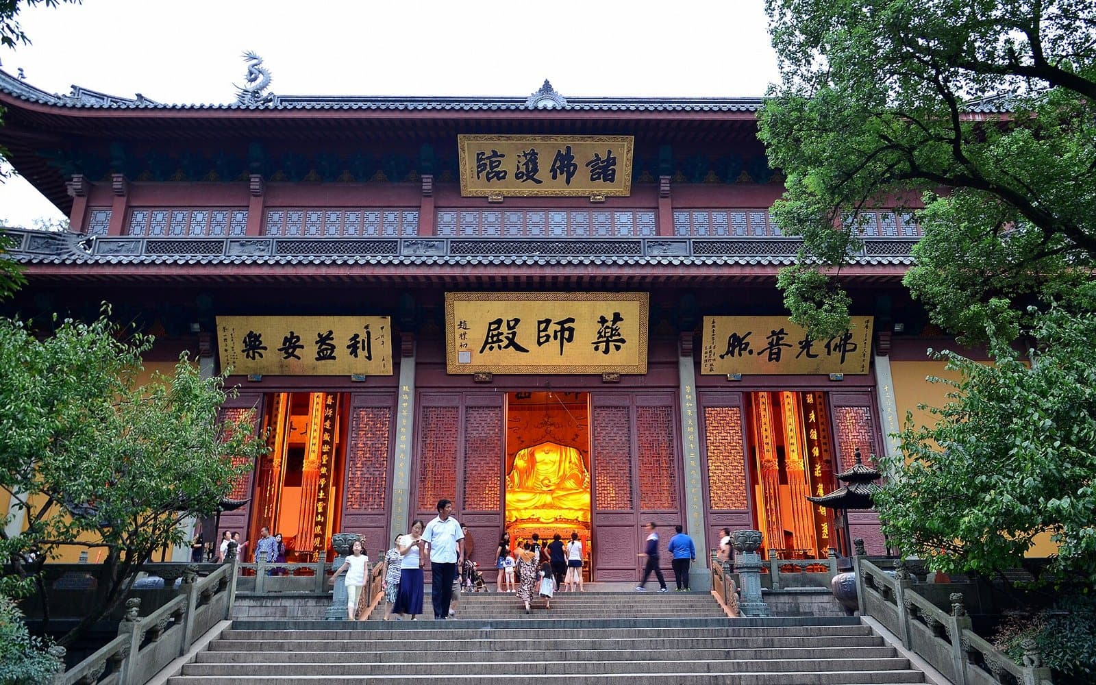 Temple halls and Feilai Peak at Lingyin in Hangzhou — view 2