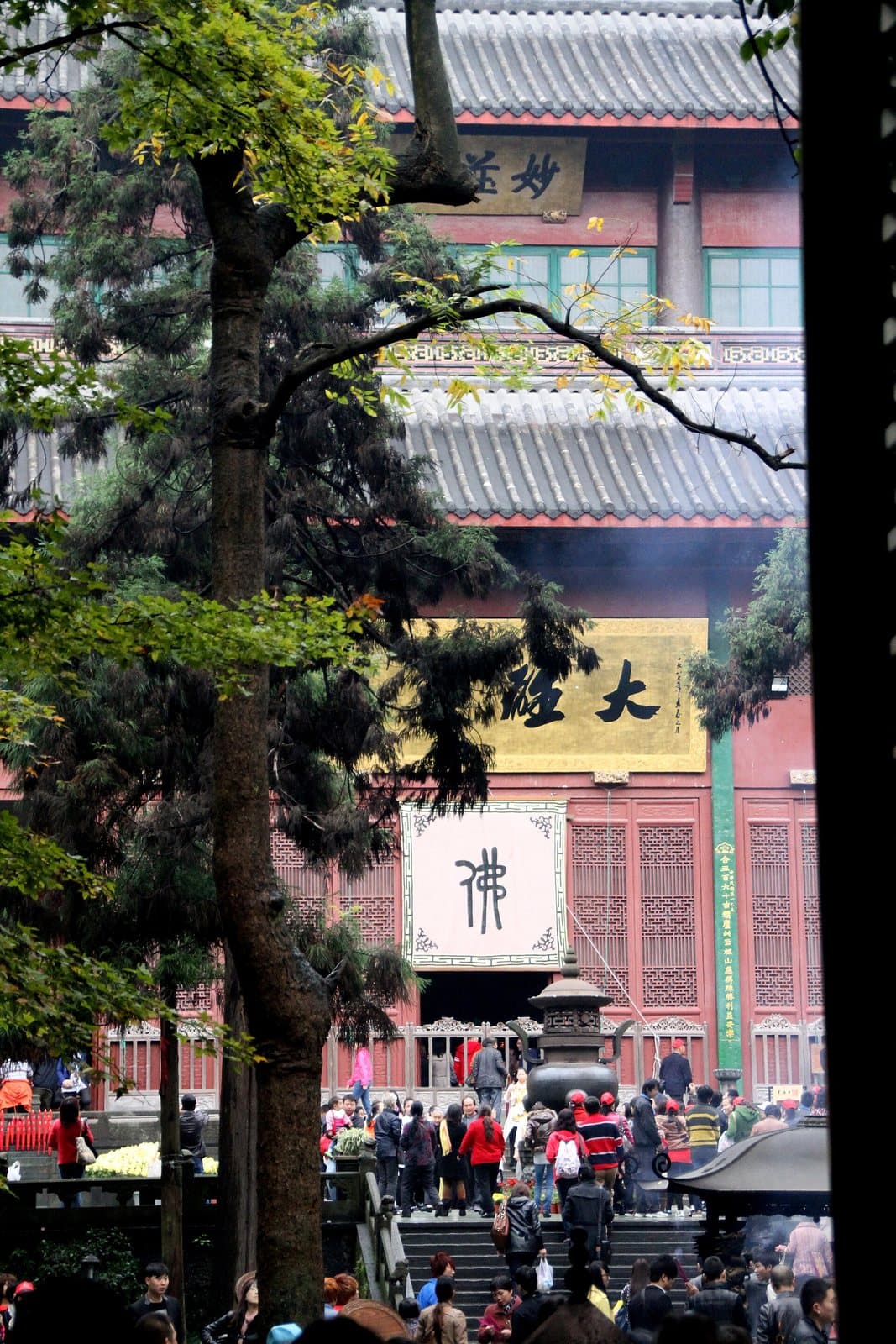 Temple halls and Feilai Peak at Lingyin in Hangzhou — view 3