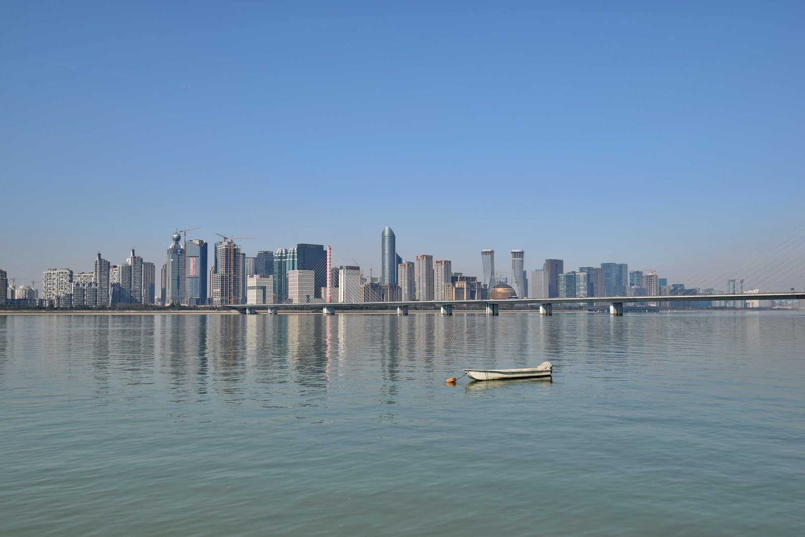 Qiantang River and Qianjiang New City skyline in Hangzhou — view 1