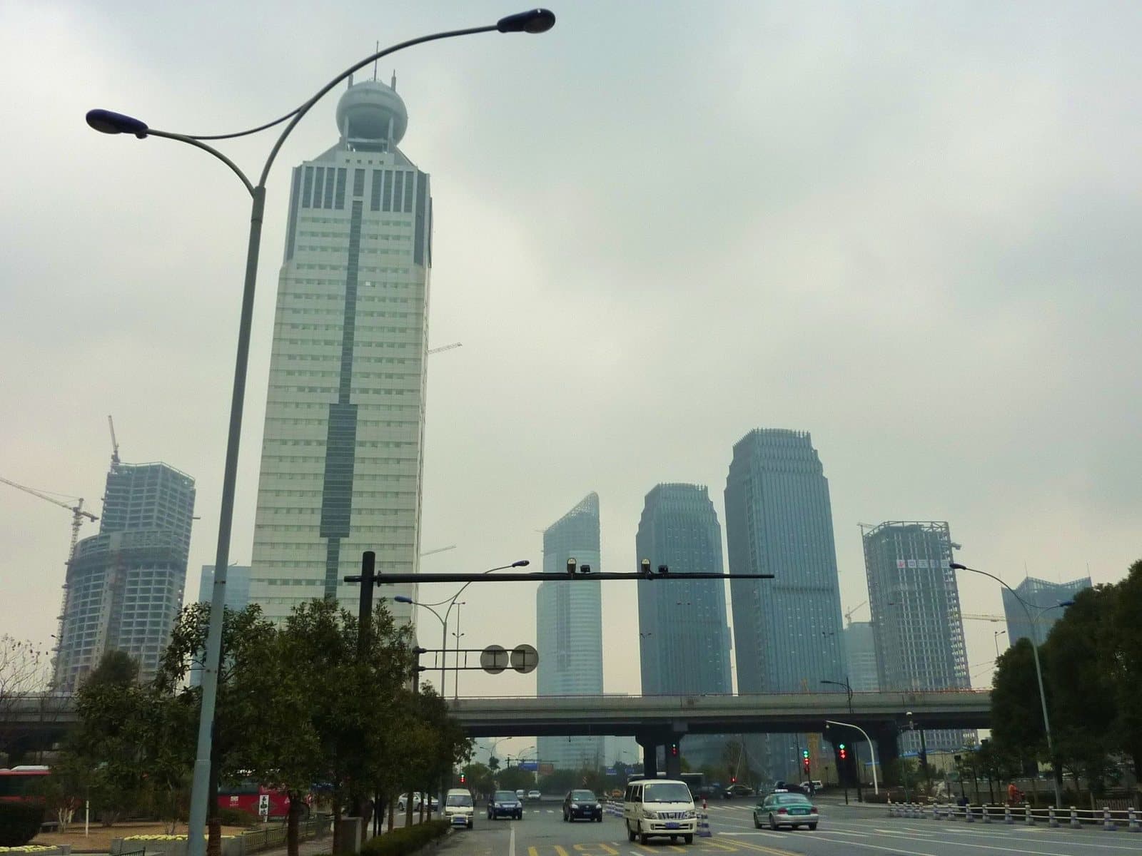 Qiantang River and Qianjiang New City skyline in Hangzhou — view 2