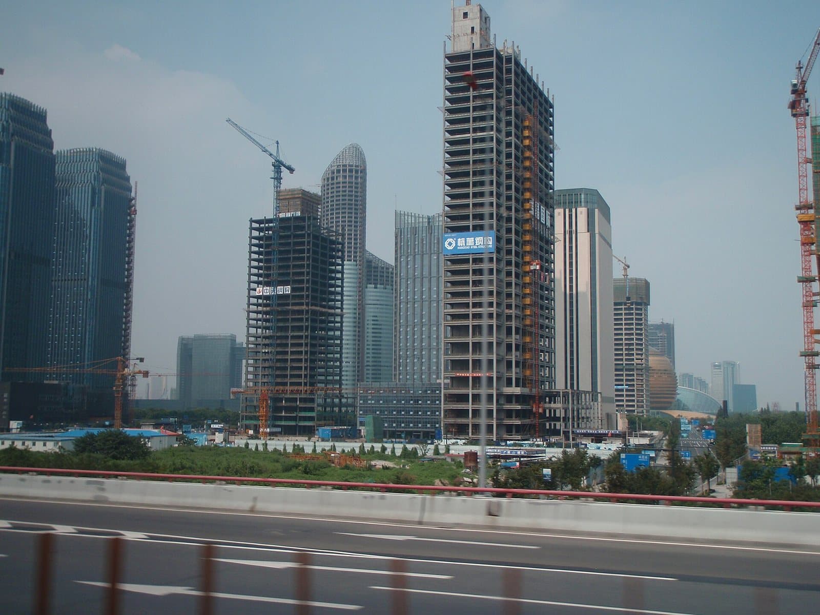Qiantang River and Qianjiang New City skyline in Hangzhou — view 3