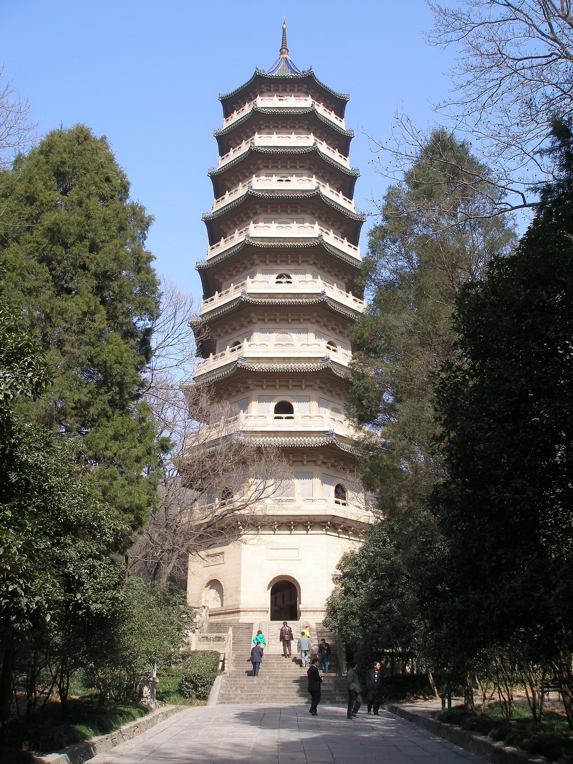 Linggu Temple — view 1