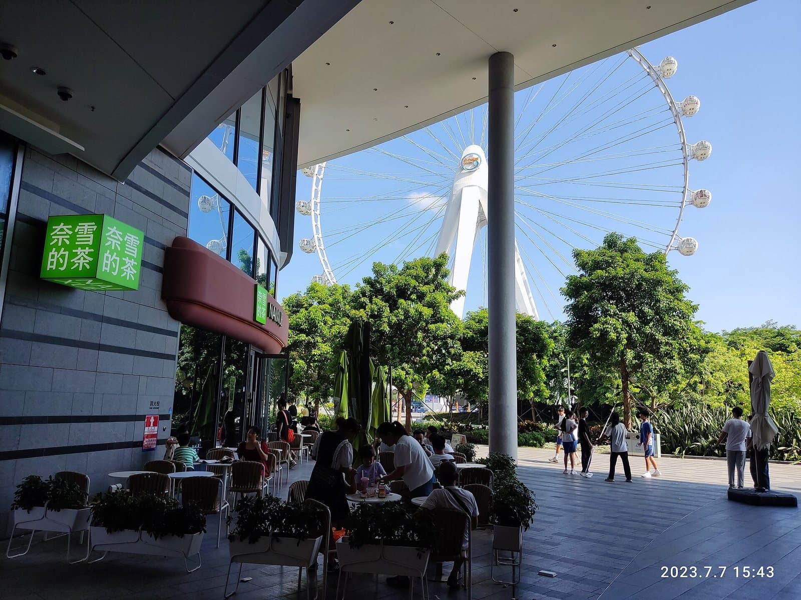 Bay Glory Ferris wheel at OH Bay in Shenzhen — view 1
