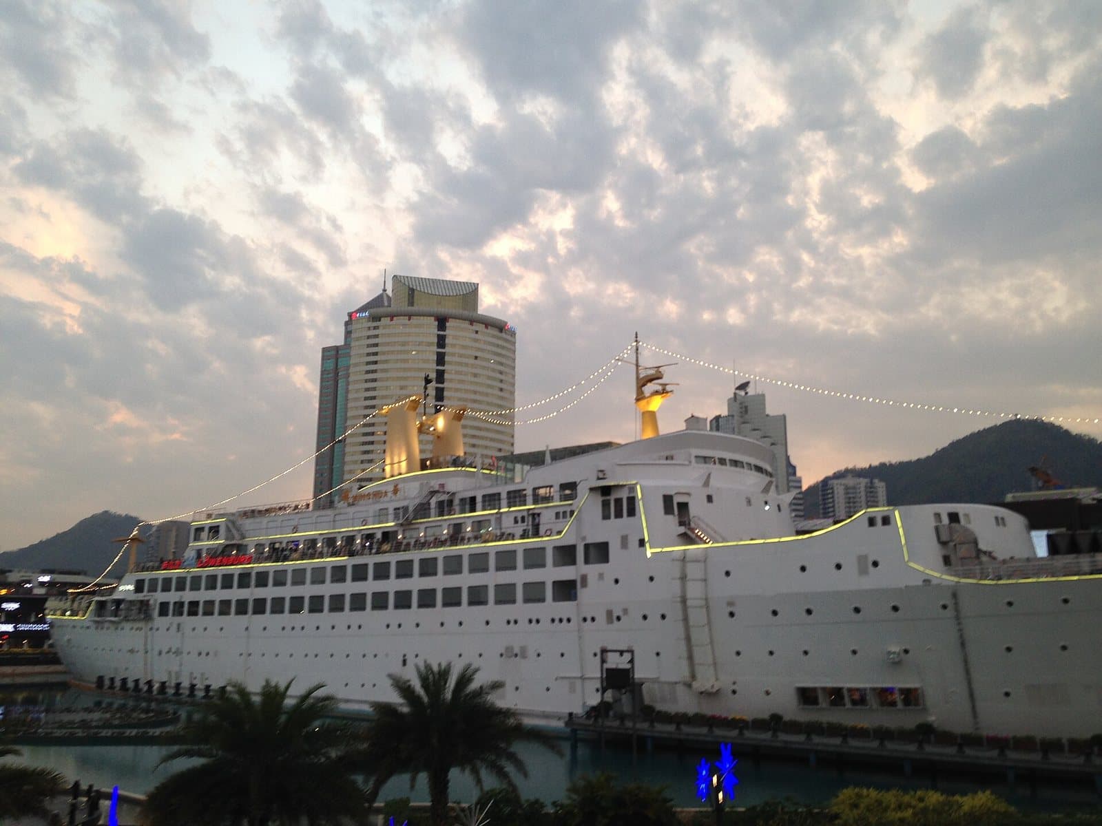 Minghua ship and plaza at Sea World Shekou — view 1